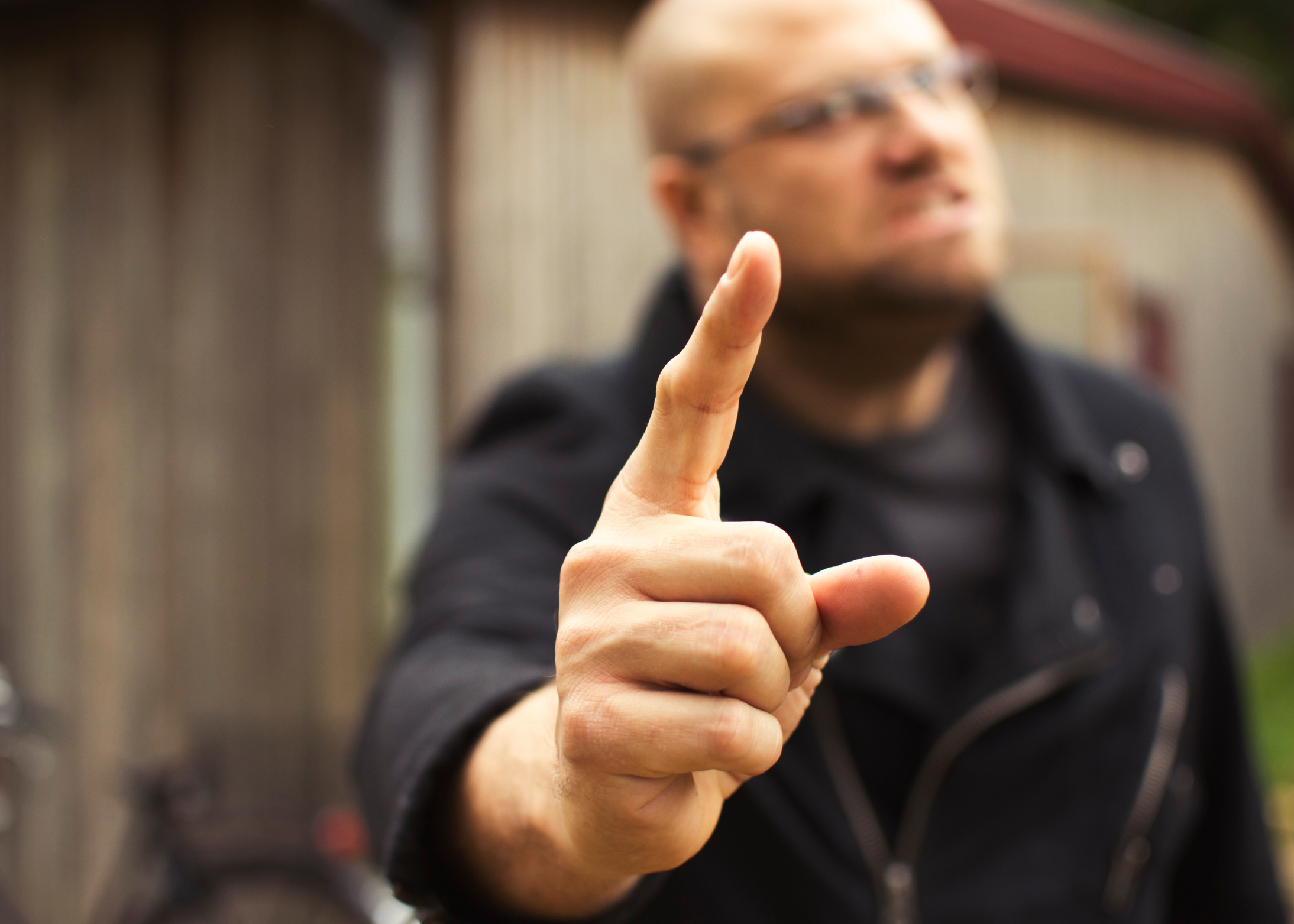 man die wijst met z'n vinger